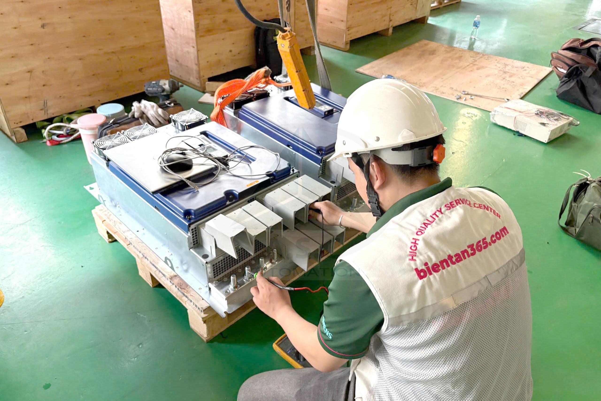 Kỹ sư A.S.C VN kiểm tra các thiết bị trong hệ thống điện nhà máy