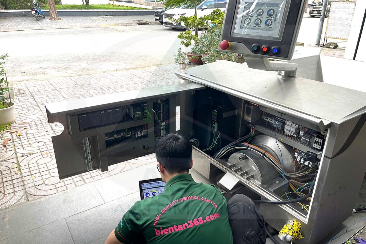 Kỹ sư A.S.C VN đang tiến hành lập trình lại hệ thống SCADA cho máy xay thịt bị hỏng