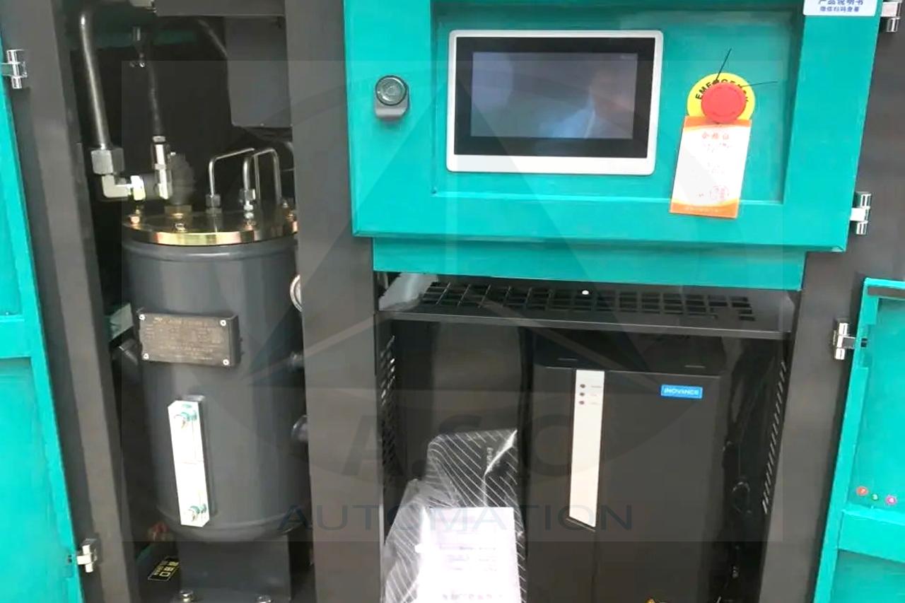 Biến tần được tích hợp trong tủ điện máy nén khí, hỗ trợ điều chỉnh tốc độ motor, duy trì áp suất ổn định và tiết kiệm điện năng.