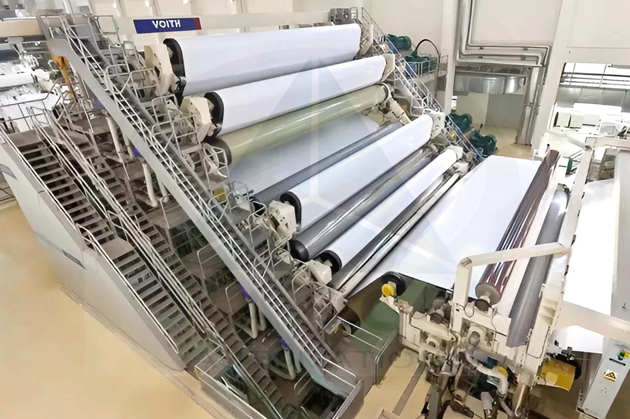 Máy cán láng giấy sử dụng nhiều trục lô để xử lý bề mặt, yêu cầu điều khiển tốc độ và mô-men ổn định.