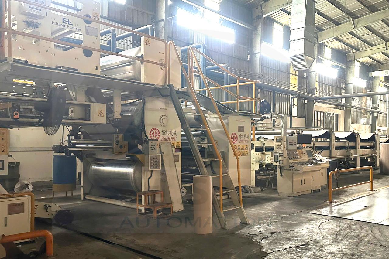 Hệ thống kéo giấy trong dây chuyền carton sử dụng các trục và động cơ để duy trì tốc độ giấy phù hợp với từng công đoạn.