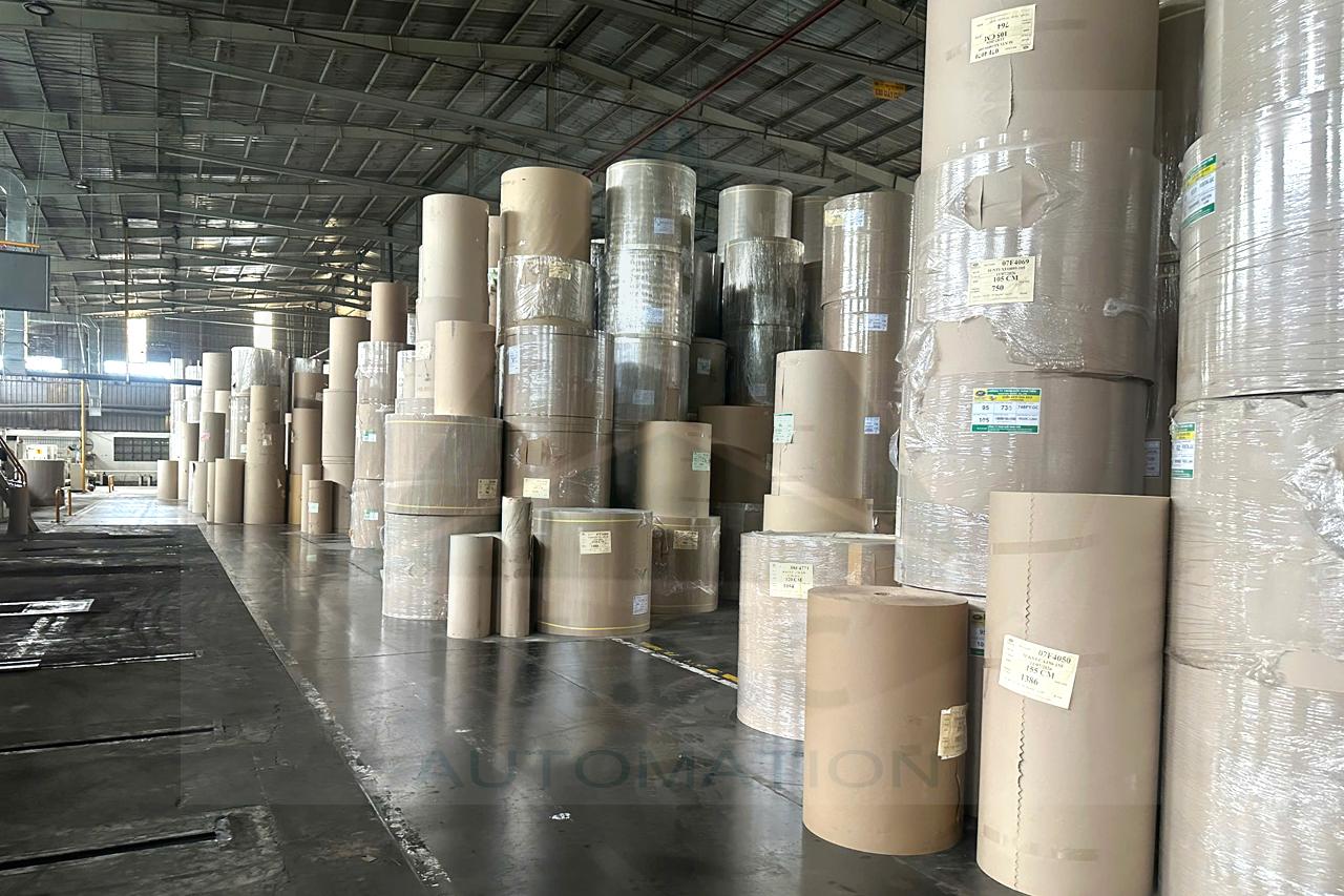 Cuộn giấy nguyên liệu trong nhà máy carton trước khi được đưa vào dây chuyền tạo sóng và sản xuất tấm carton.