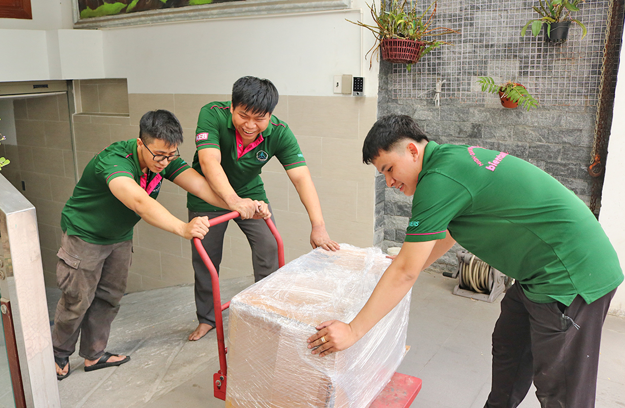 Đội ngũ kỹ sư A.S.C đang chuẩn bị lắp đặt biến tần và hỗ trợ kỹ thuật tận nơi cho khách hàng