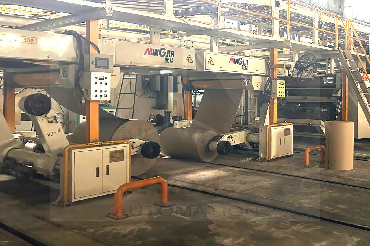 Hệ thống cấp và kéo giấy trong dây chuyền carton cần phối hợp tốc độ giữa các trục để duy trì lực căng giấy ổn định.