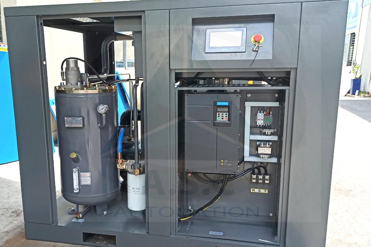 Hệ thống lắp đặt biến tần cho máy nén khí giúp điều chỉnh tốc độ motor, ổn định áp suất và tiết kiệm điện năng.
