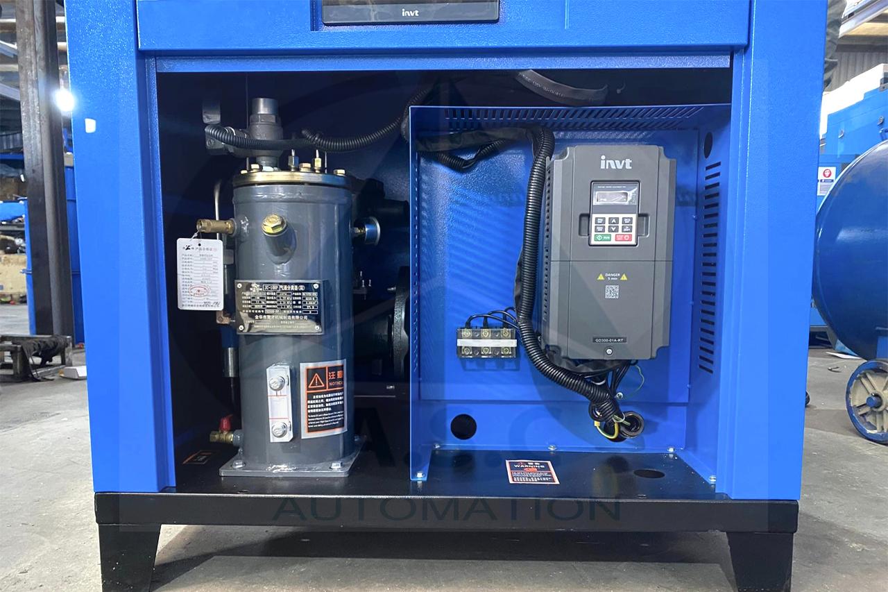 Máy nén khí trục vít tích hợp biến tần giúp điều chỉnh tốc độ motor theo nhu cầu sử dụng khí, duy trì áp suất ổn định và tiết kiệm điện.