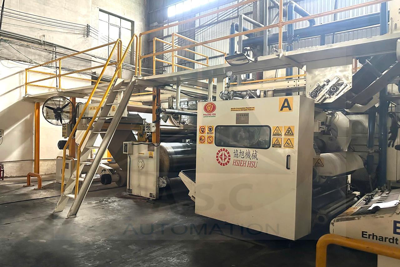 Máy tạo sóng carton sử dụng nhiều trục truyền động để kéo giấy, tạo sóng và phối hợp tốc độ trong quá trình sản xuất.