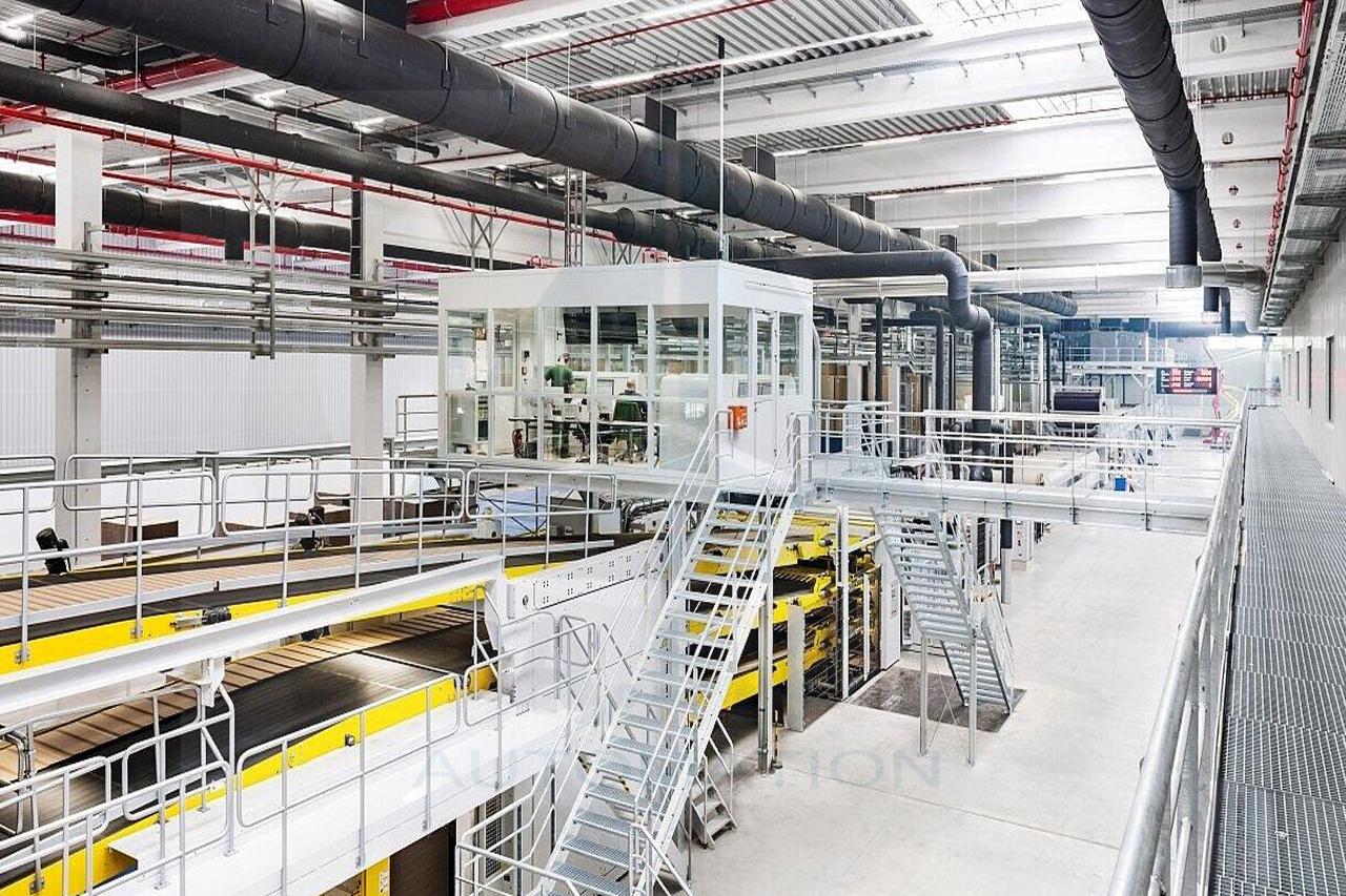 Dây chuyền sản xuất carton trong nhà máy gồm nhiều cụm máy cần điều khiển và đồng bộ tốc độ.