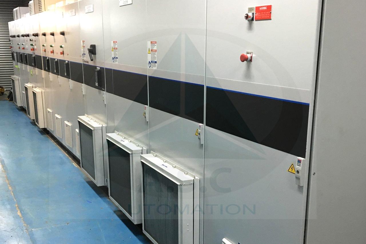 Tủ biến tần điều khiển các động cơ trong dây chuyền sản xuất giấy và kết nối với hệ thống PLC hoặc DCS.