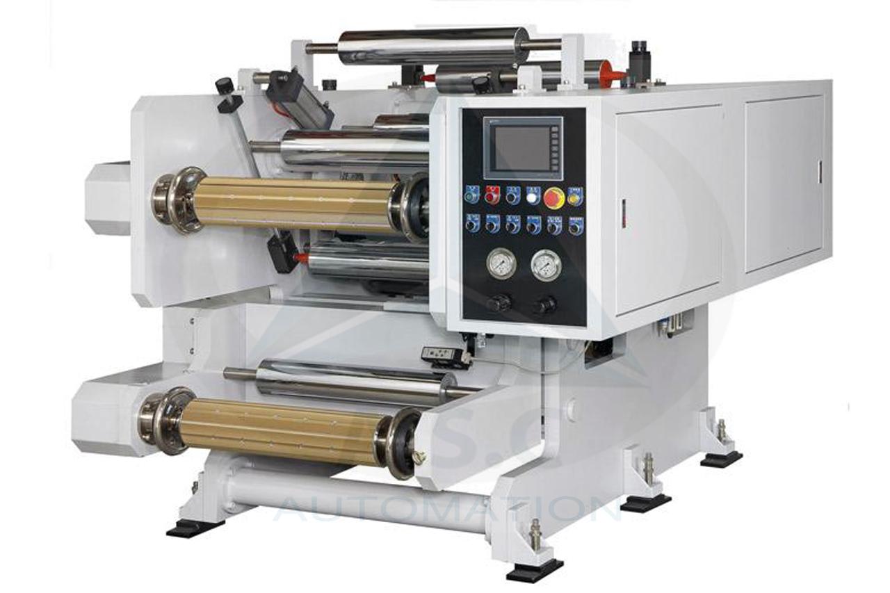Máy cán màng roll-to-roll công nghiệp với hệ thống nhiều trục và bảng điều khiển