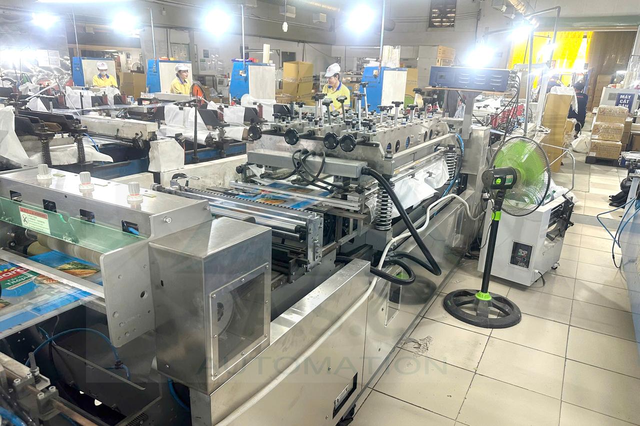 Máy in lụa bao bì công nghiệp với hệ thống băng tải