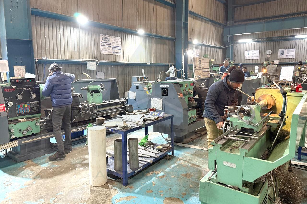 Máy tiện cơ tại xưởng gia công, cần lựa chọn tốc độ quay phù hợp với vật liệu và công đoạn.